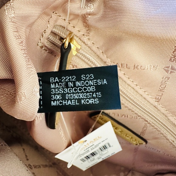 Michael Kors Carine Xs Signature Crossbody handbag NWT Authentic - Picture 6 of 6